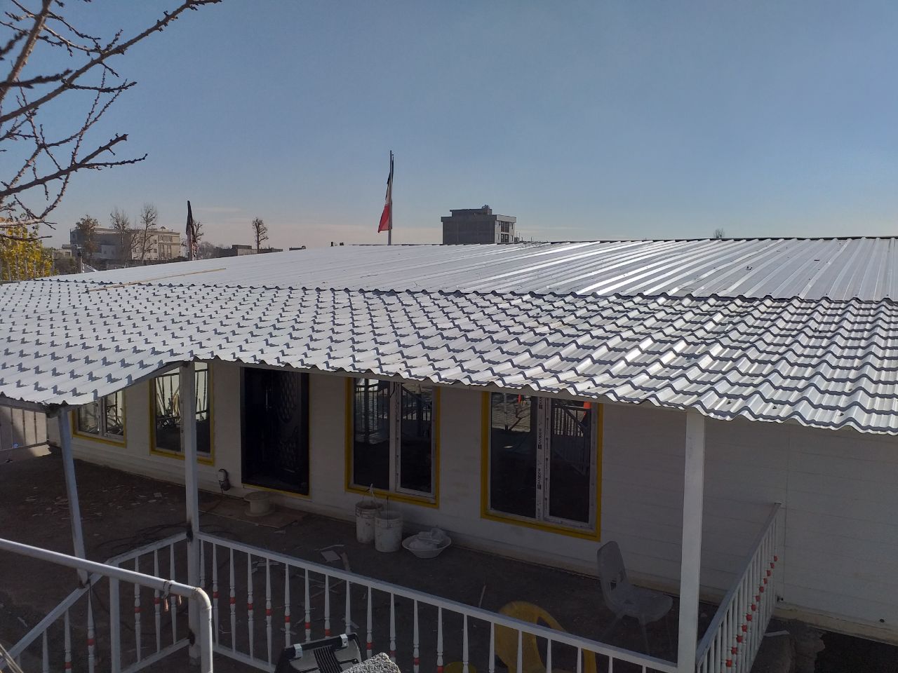 اجرای سقف شیروانی مدرسه در احمد آباد مستوفی
