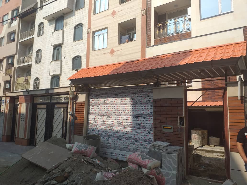 ساخت و نصب سر درب و اضافه پارکینگ ورق طرح سفال در نازی آباد