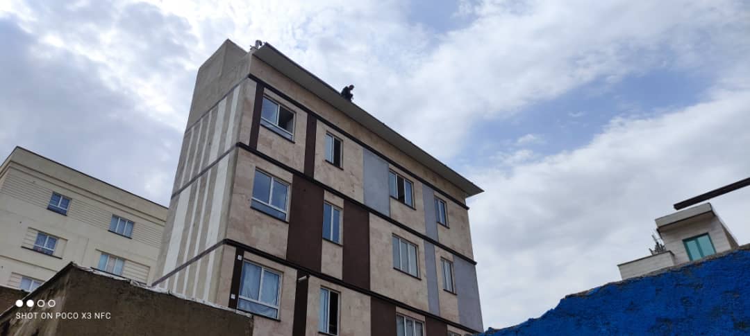 اجرای سقف شیبدار پیشانی ساختمان با ورق طرح سفال بدون داربست در چهار راه نظام آباد