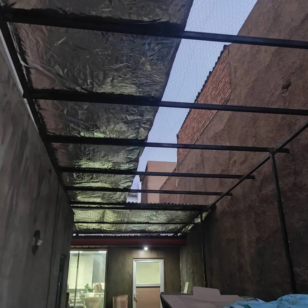 آهن کشی و پوشش سقف با ورق گالوانیزه و پشم شیشه و توری  در نازی آباد